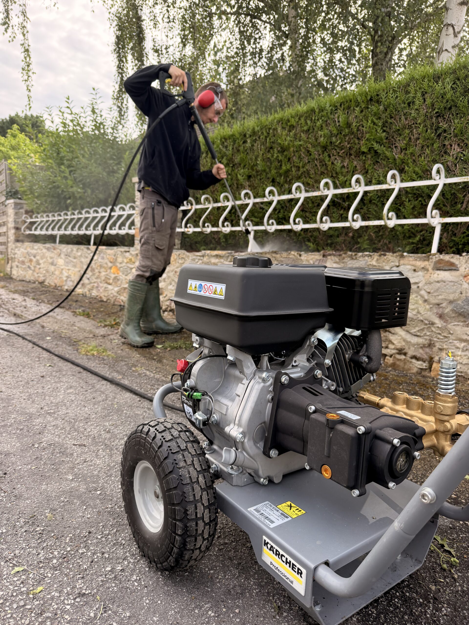 Nettoyage d'un muret au Karcher